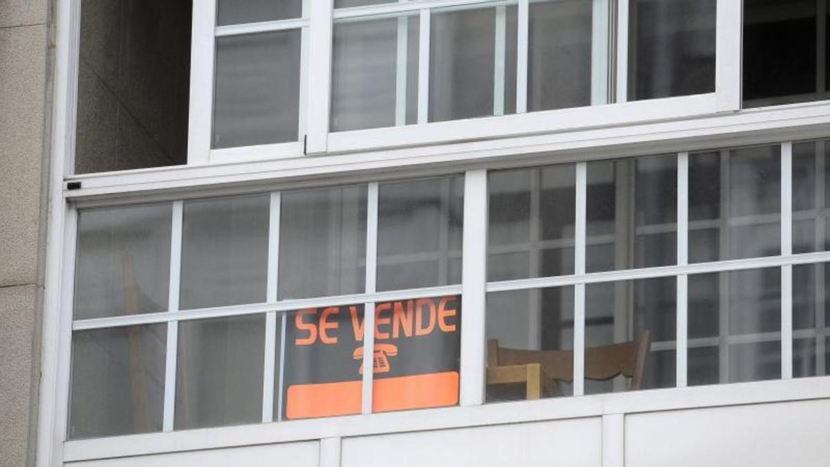 Cartel de ‘Se vende’ en la fachada de un edificio.