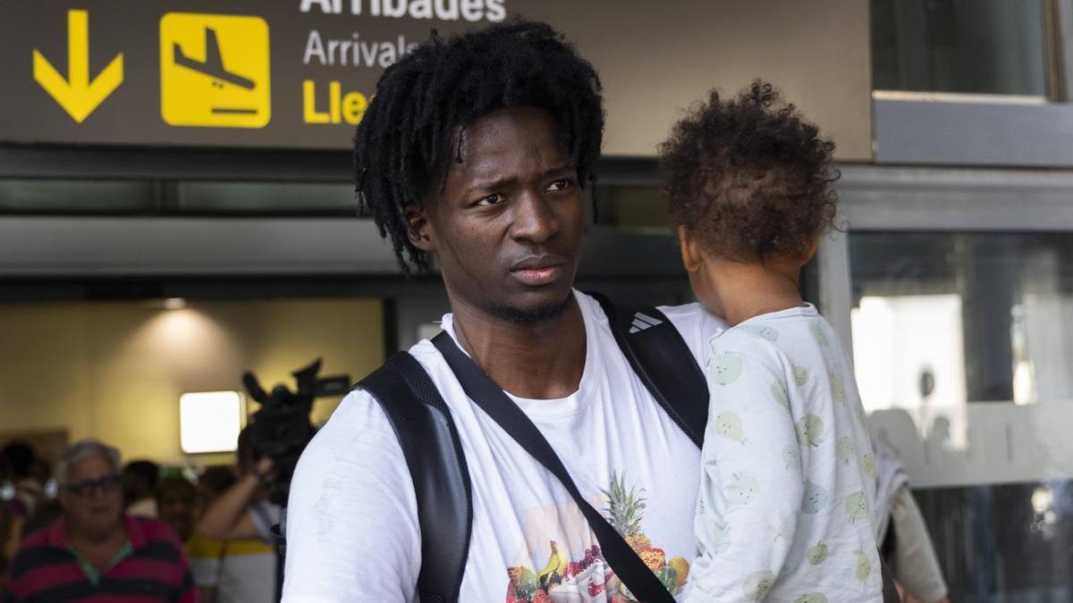 Boubacar Touré, a su llegada al aeropuerto de Manises