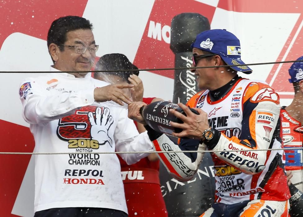 Año 2016: Marc Márquez se proclama tricampeón del Mundial de Motociclismo tras las caídas de Rossi y Lorenzo.