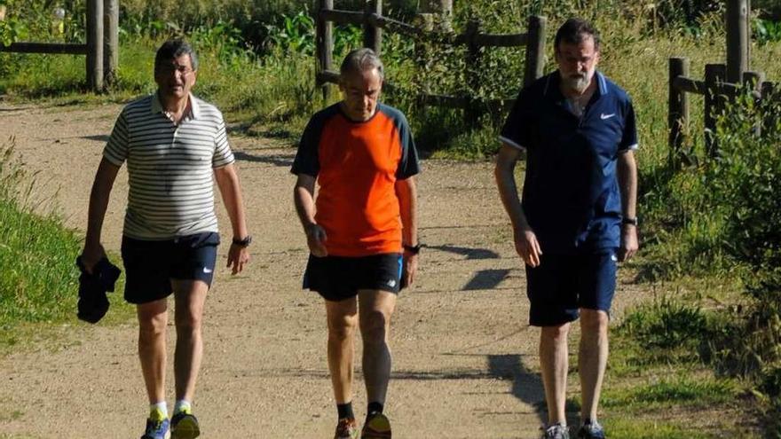 Rajoy, a la derecha, durante el recorrido ayer entre Meis y Ribadumia.