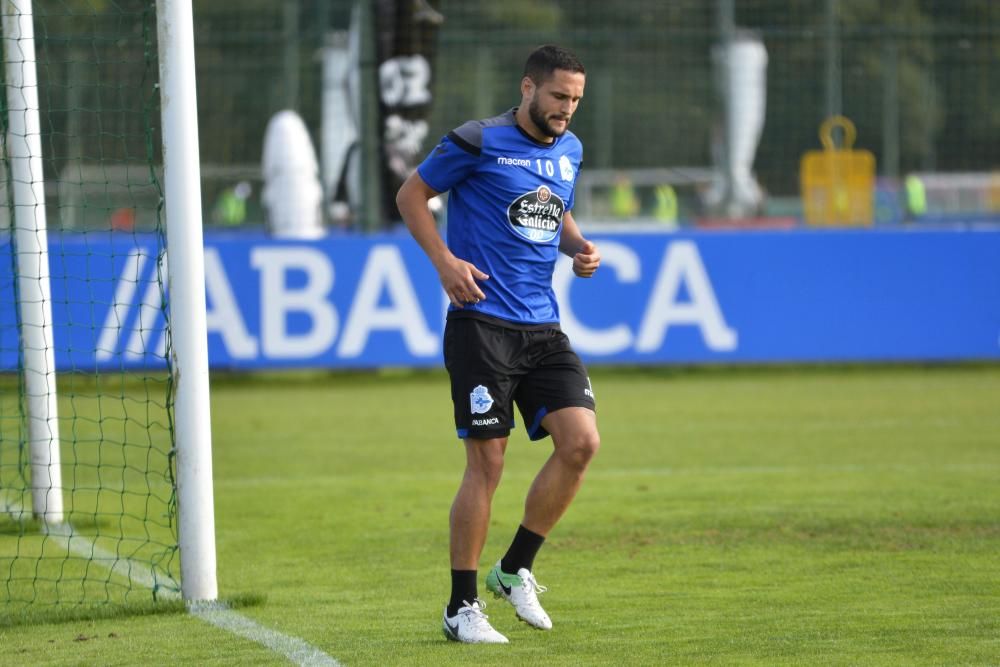 La plantilla, dividida en dos grupos, realizó un entrenamiento con estrategias ofensivas y remates a portería.