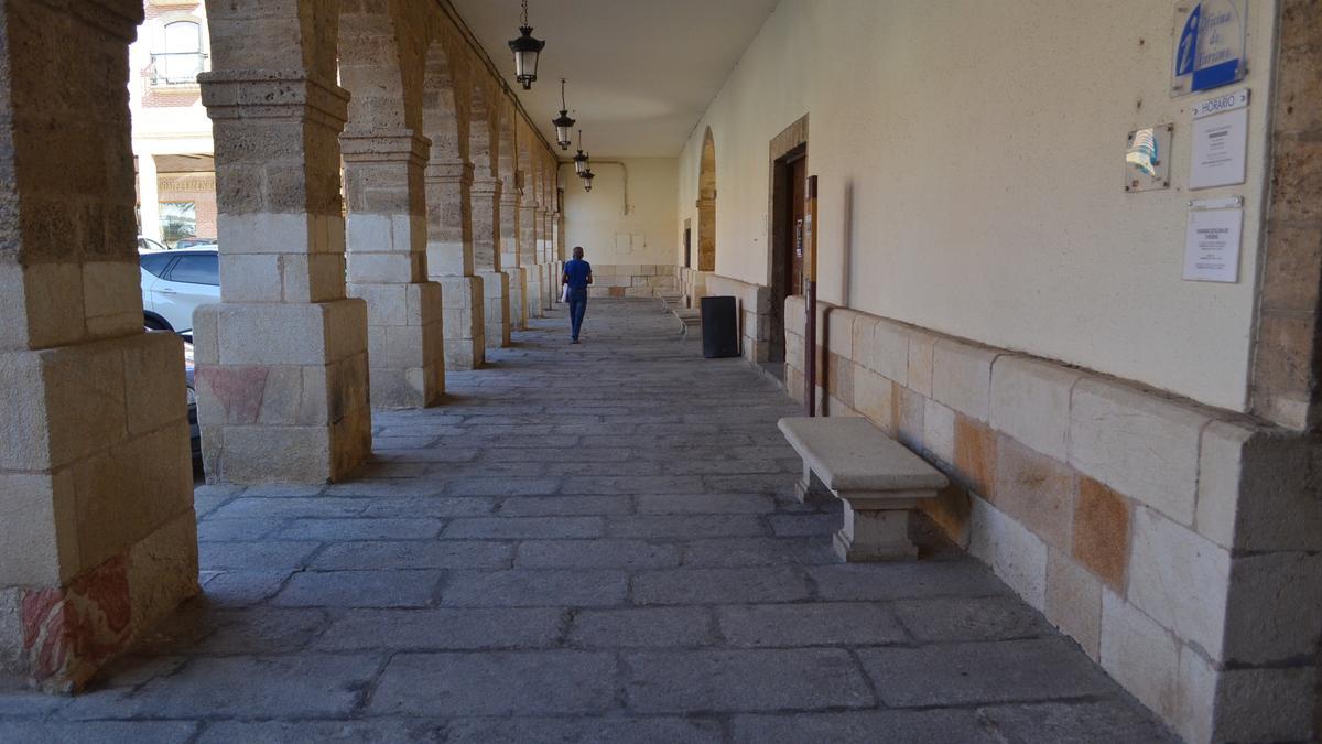 Soportales del Ayuntamiento de Benavente de la Plaza Mayor. / E. P.