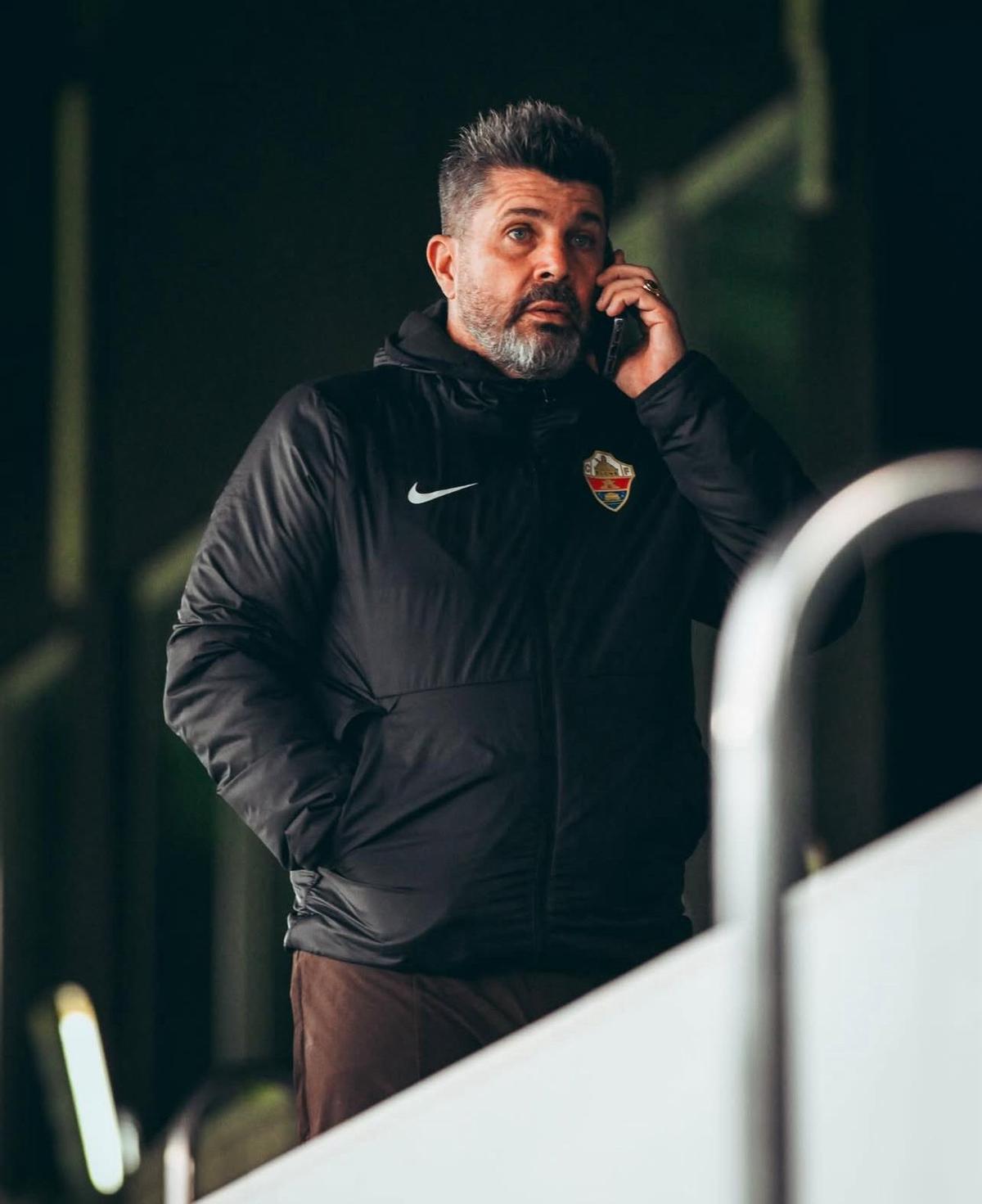 El propietario del Elche, Christian Bragarnik, atiende a una llamada desde las gradas del Martínez Valero, la semana pasada.