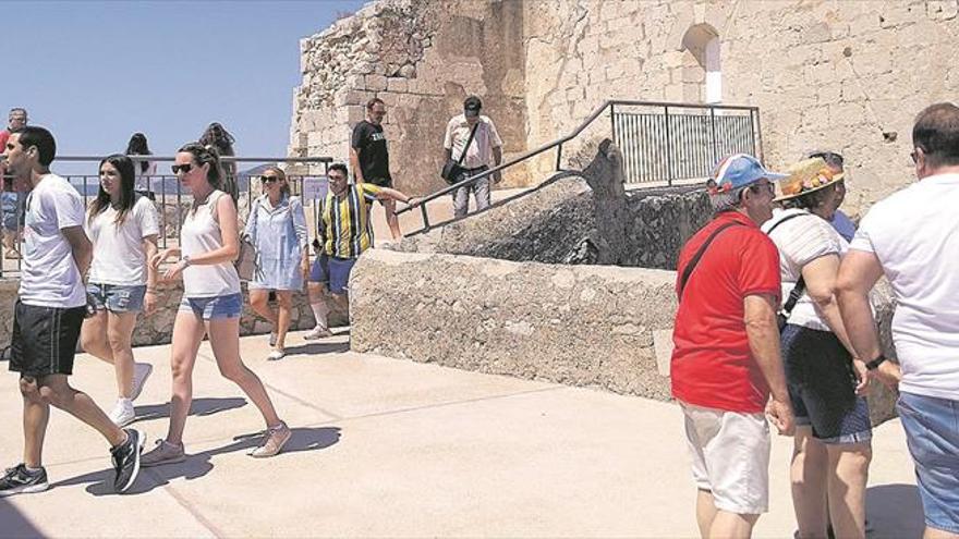 El castillo de Peñíscola mantiene el ritmo de visitas a pesar de las obras