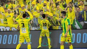 Eloy Rojas celebra su gol con la afición