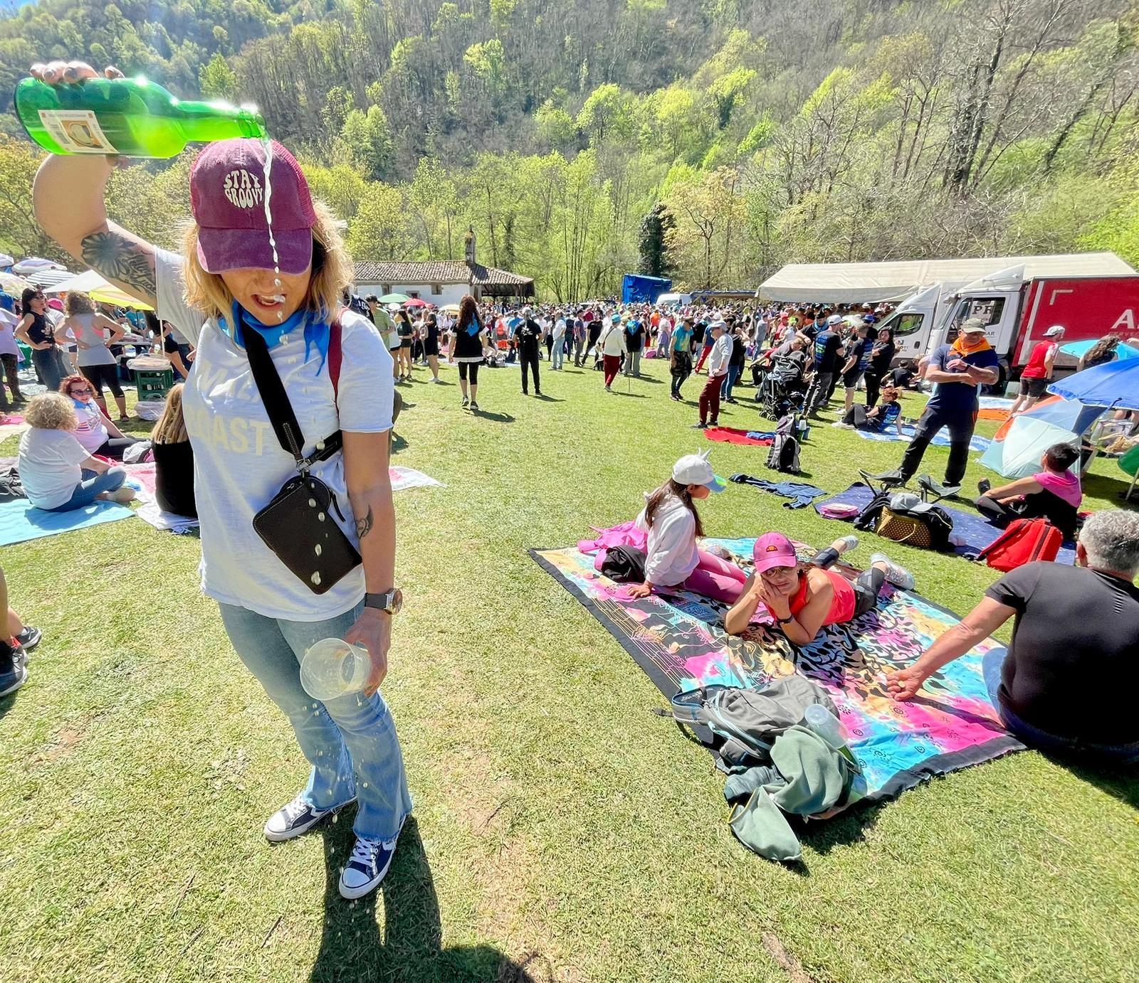 La Flor que nació tras la pandemia: miles de romeros se reúnen en la primera fiesta de prau de las Cuencas