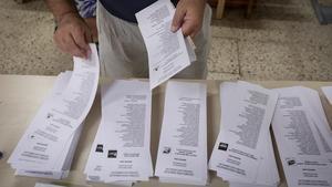 Ambiente en el colegio electoral de la Escuela Antoni Brusi de Barcelona en las elecciones generales del 23 de julio del 2023.