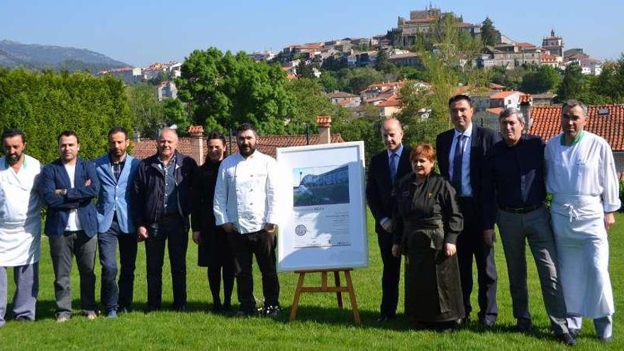 Alcalde de Tui, concejales, director, jefe de cocina y personal del Parador de Turismo de Tui.  // E. G.