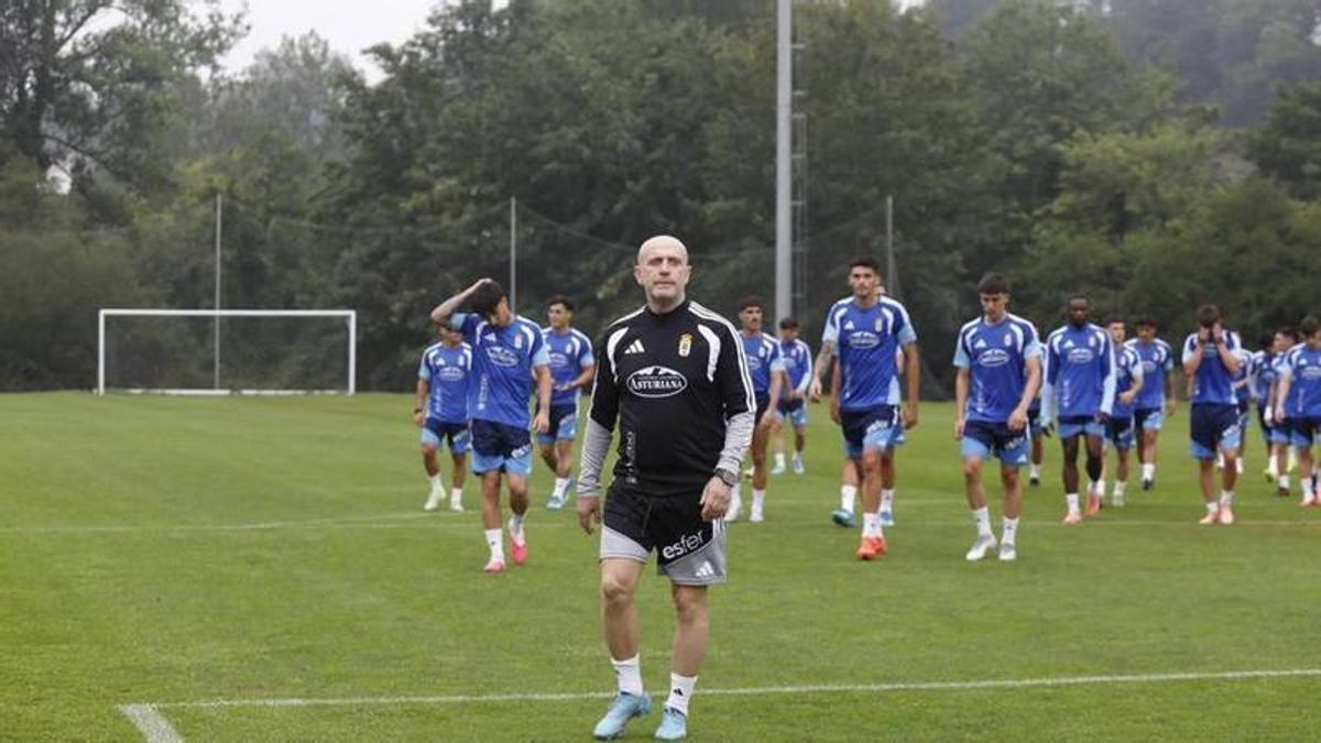 Calero, por delante de sus jugadores, en El Requexón.    | FERNANDO RODRÍGUEZ