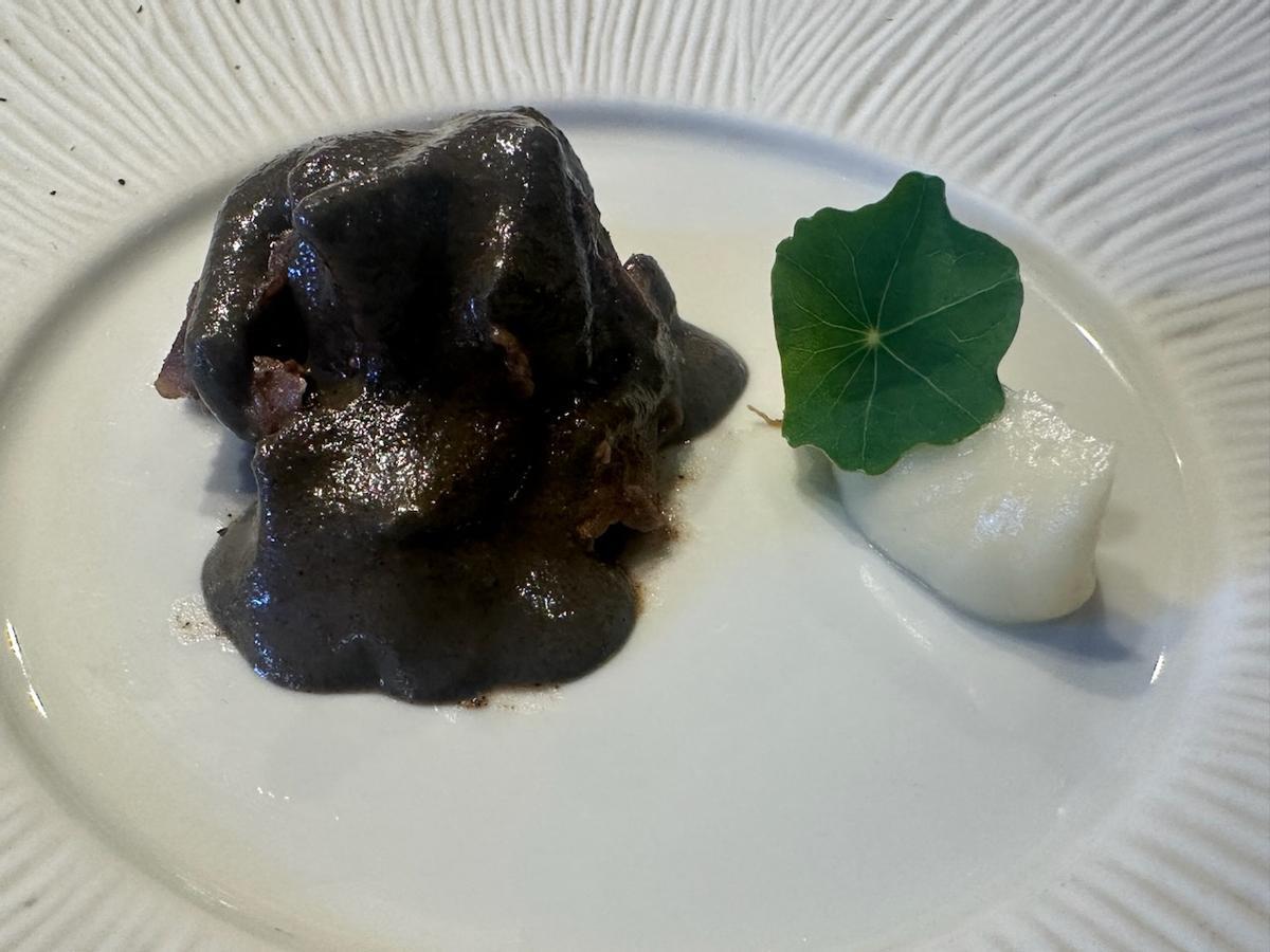 Cabra con mole de algarroba