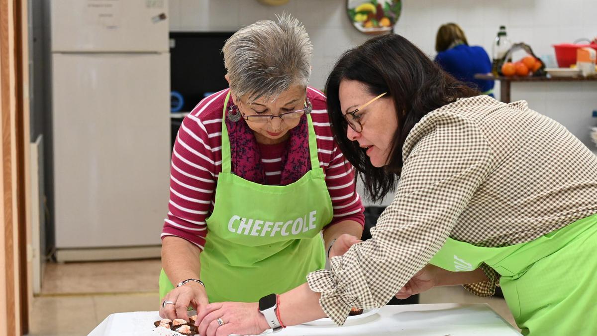 La concejala de Consumo, Mari Carmen Félix, en la preparación de uno de los platos de Chef Cole