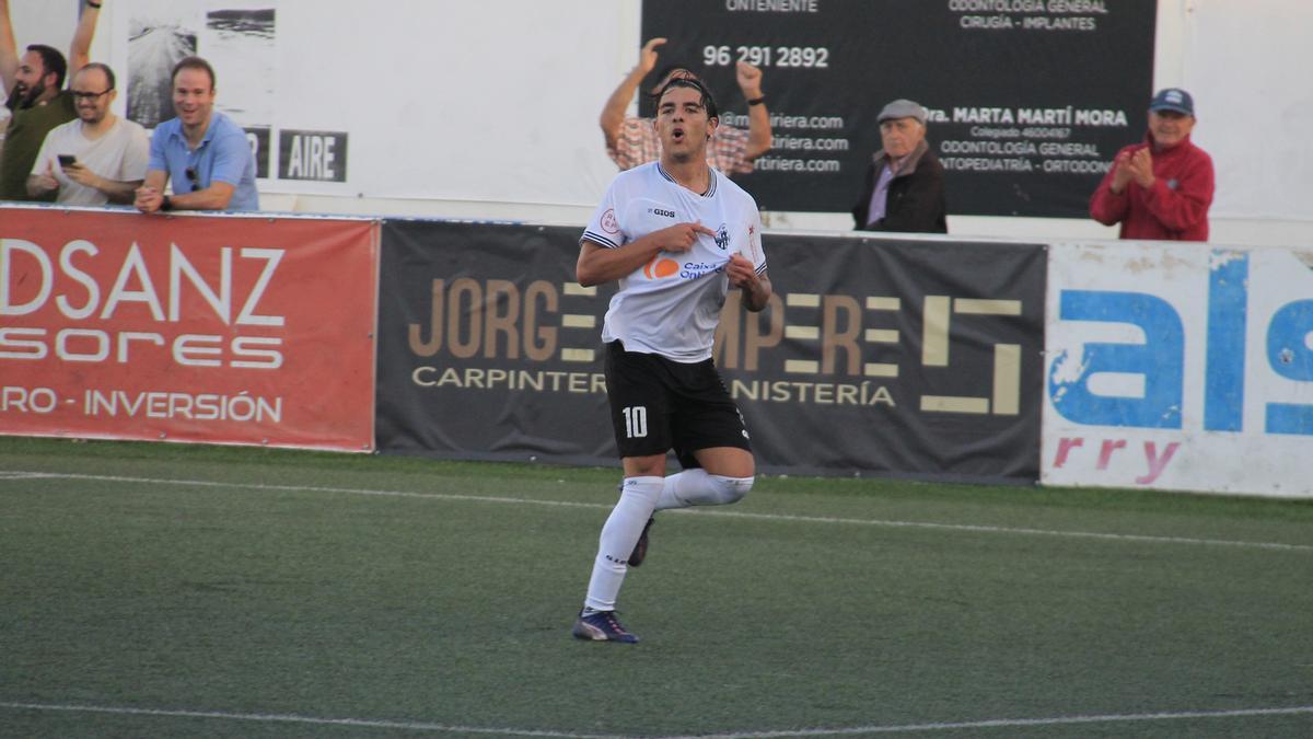 Un jugador del Ontinyent 1931, durante un reciente partido.