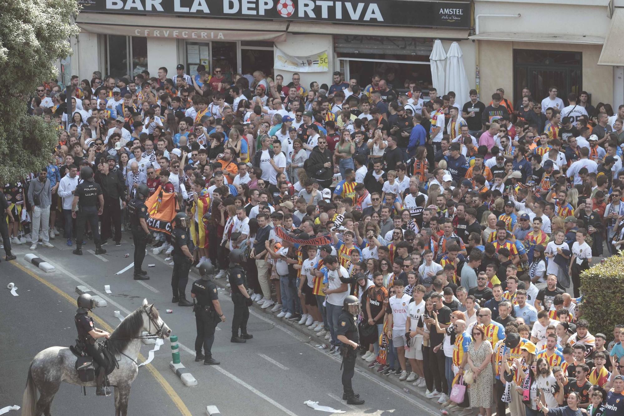 Ambientazo en la llegada de los equipos