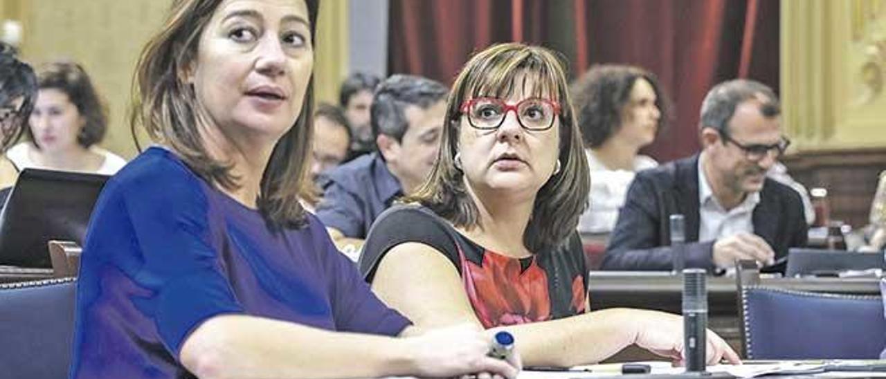 Armengol y Busquets pendientes de una votación en el Parlament.