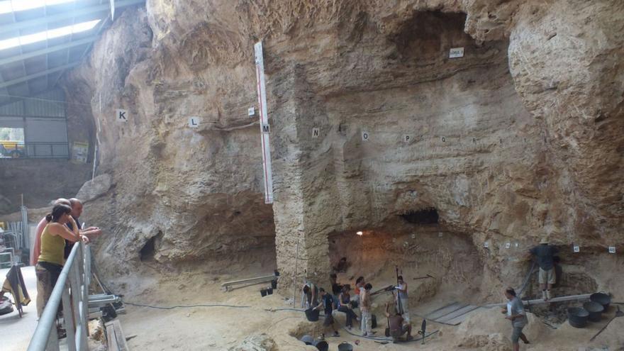 Aspecte actual de les excavacions al jaciment de l’Abric Romaní, a Capellades.