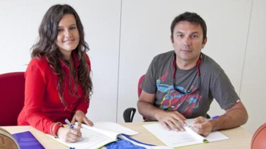 Michelle Labbé y Jordi Duart, durante la firma del convenio.