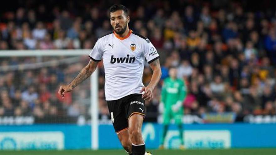El defensa del Valencia CF Ezequiel Garay, primer futbolista de LaLiga contagiado de coronavirus