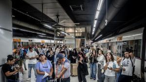 Usuarios en la estación de Sants en la mañana sin circulación de trenes de Rodalies