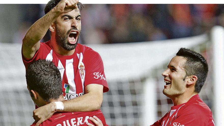 Santos, Viguera e Isma López celebran un gol; en la manga de sus camisetas se puede ver la referencia a Gijón.