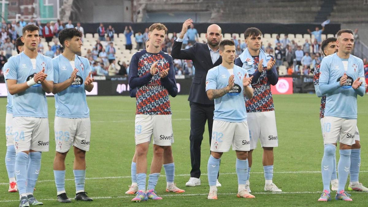 Jugadores del Celta, acompañados de Giráldez, agradecen el apoyo de la afición tras la derrota ante el Rayo.