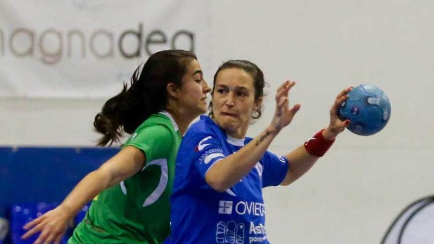 Fanny, del Ansa Oviedo, en el partido ante el Camargo.