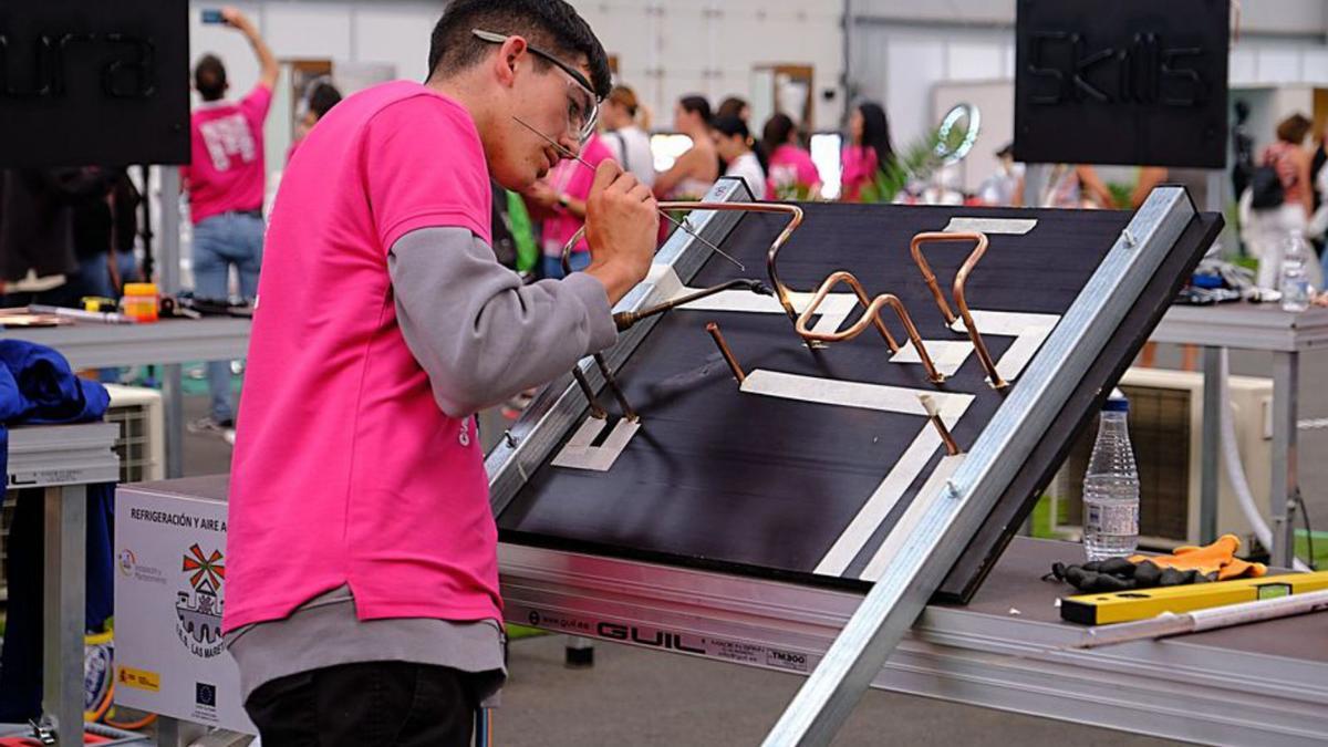 Un joven de Instalación y Mantenimiento durante la tarea de soldadura. | | LP/DLP