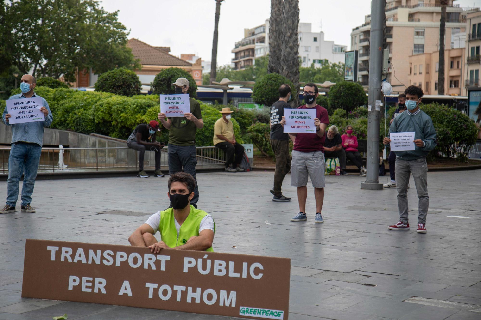 Concentración en Palma para exigir más transporte público