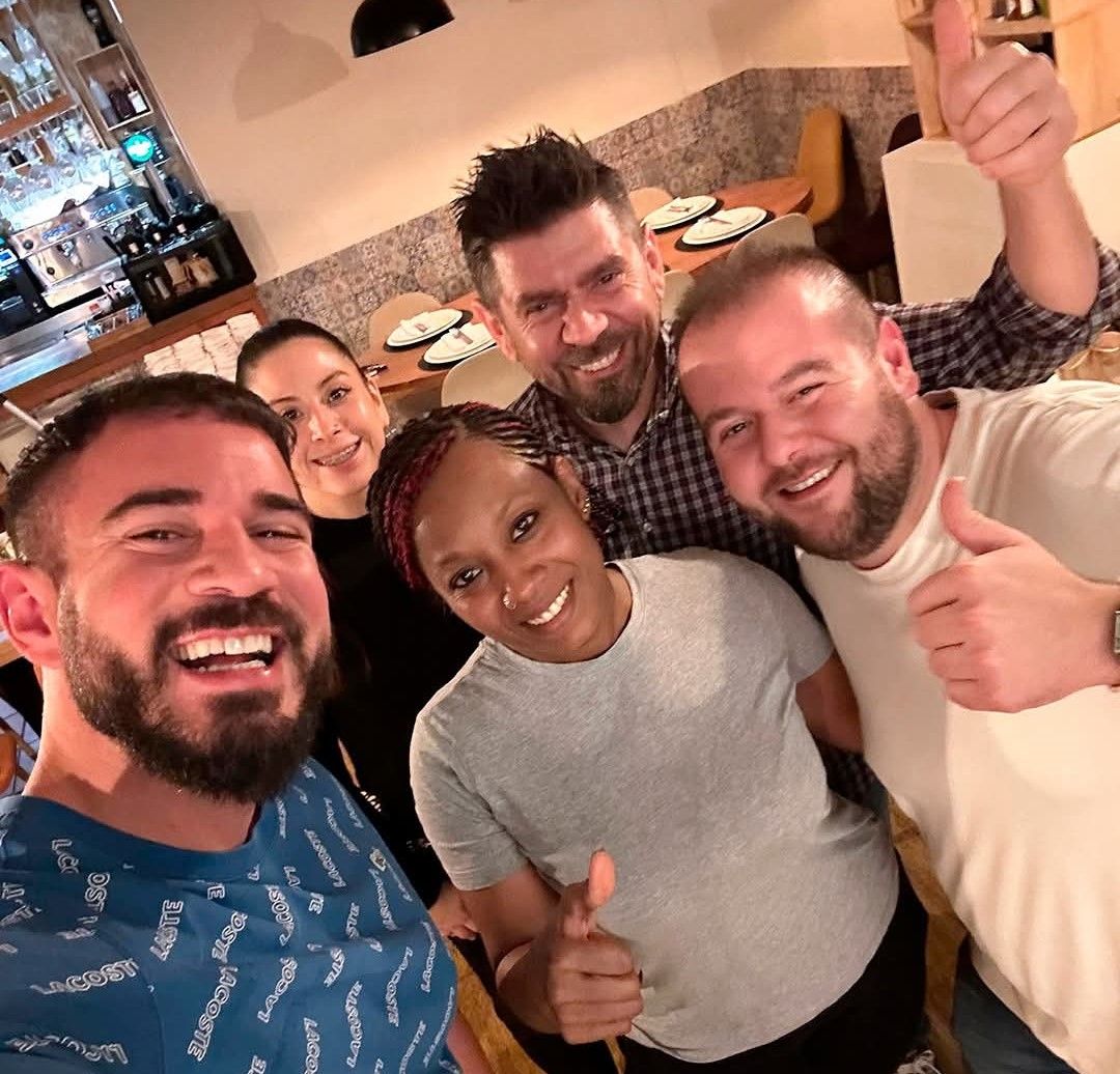 Pablo Cabezali con David Cotaina, de M'encanta y su equipo.