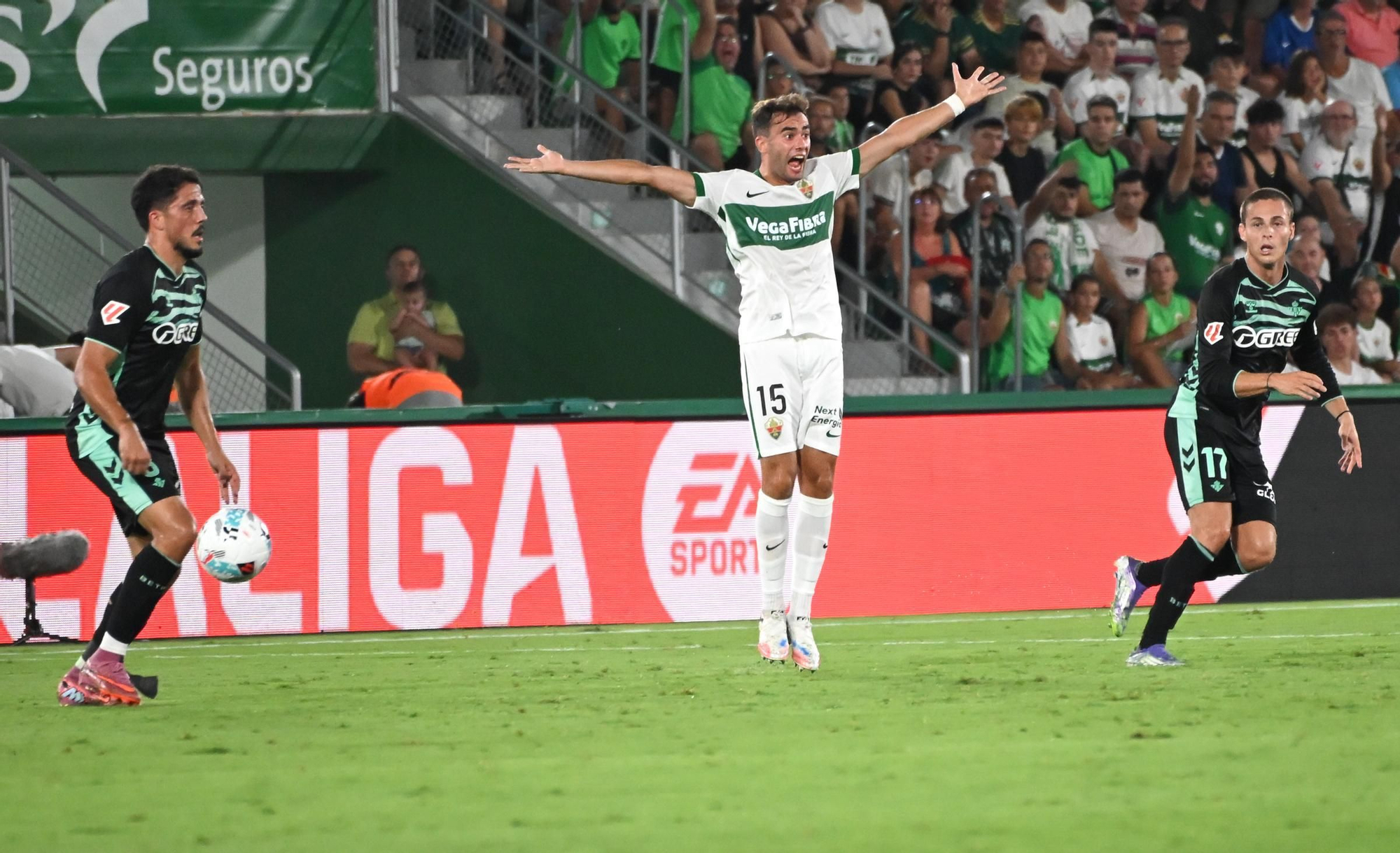 El Elche vuelve a Primera División con un empate frente al Betis (1-1)