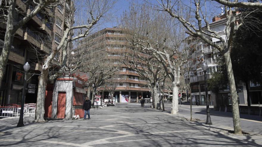 Un dels trams del passeig de Pere III de Manresa ben buit, ahir al migdia