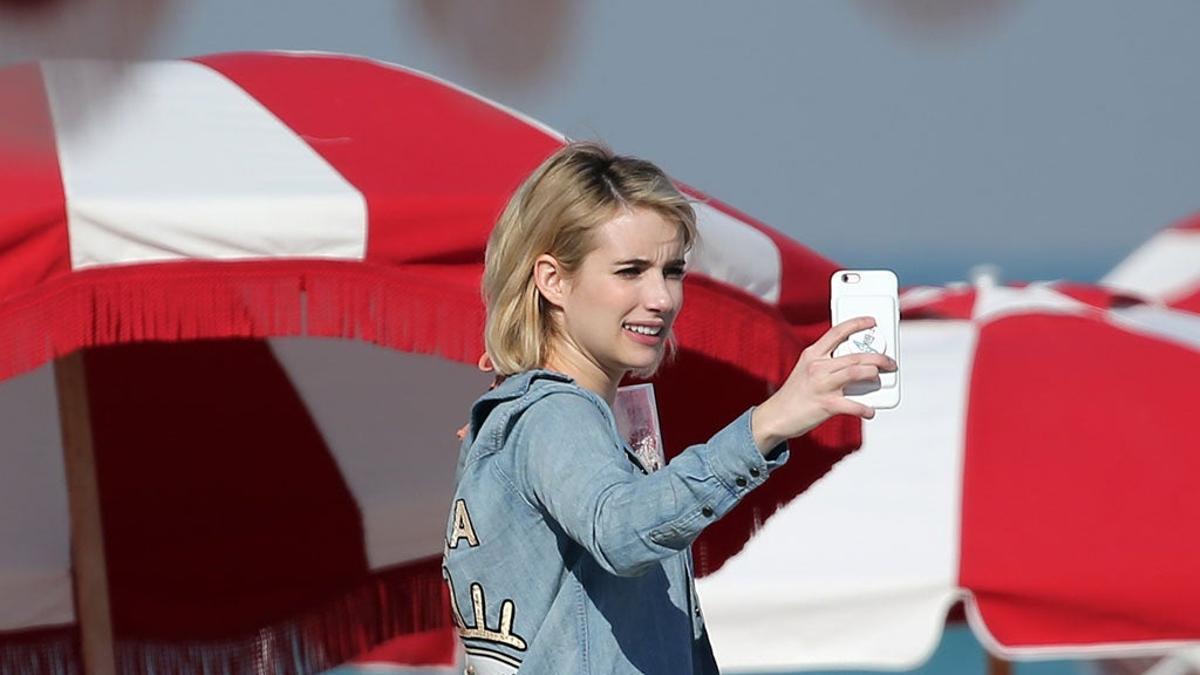 Emma Roberts con camisa personalizada