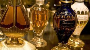 Una vitrina amb flascons de Dior quan eren exposats al Museu del Perfum de Barcelona. | JAVIER CORSO