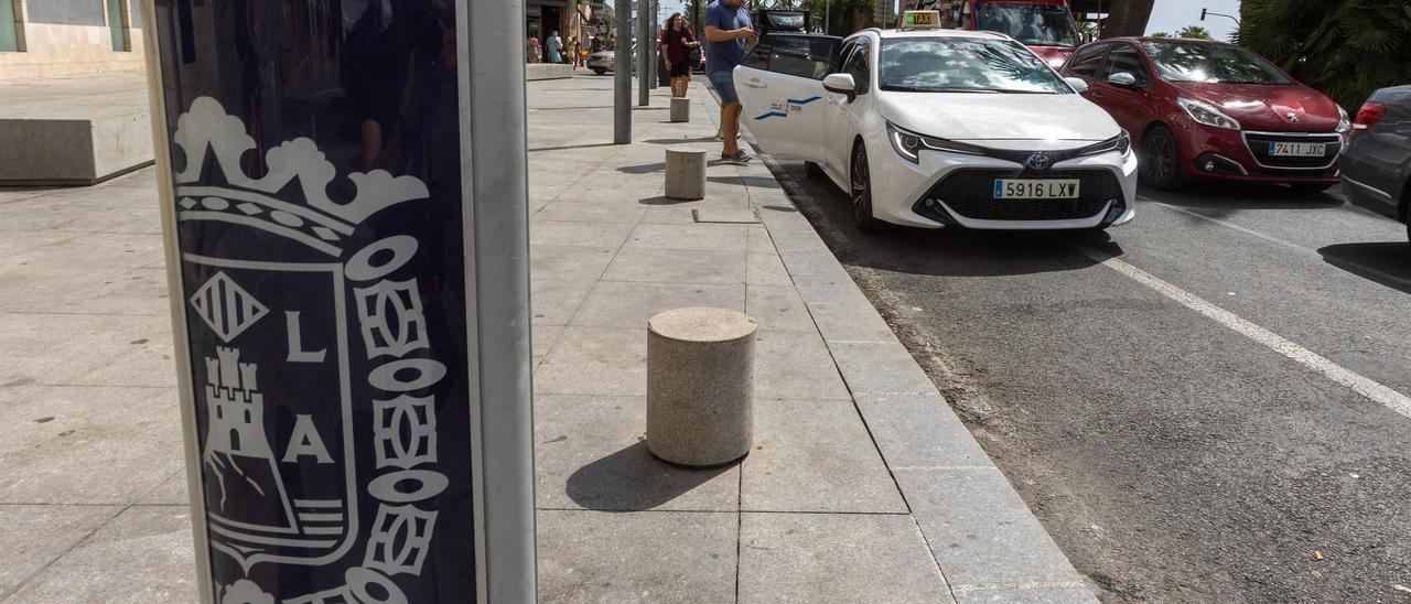 Una persona coge un taxi en la parada plaza Puerta del Mar de Alicante.