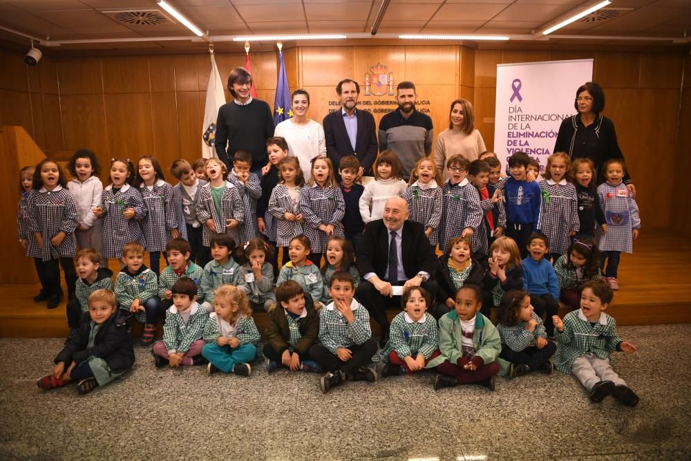 El proyecto 'Tripulando la Igualdad' ha sido galardonado por el Ministerio de Educación. Una representación de la comunidad educativa del centro ha sido recibida en la Delegación del Gobierno.