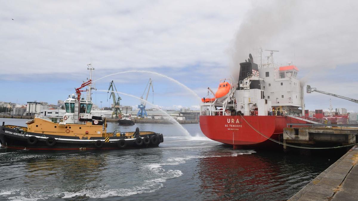 Incendio en un barco en el Puerto de A Coruña.