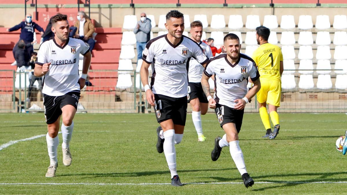 Juadores del Mérida celebran un gol en el Romano José Fouto.