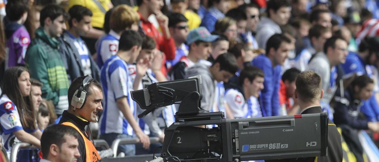 Un operador de televisión maneja una cámara en un partido del Deportivo en Riazor. |  // CARLOS PARDELLAS