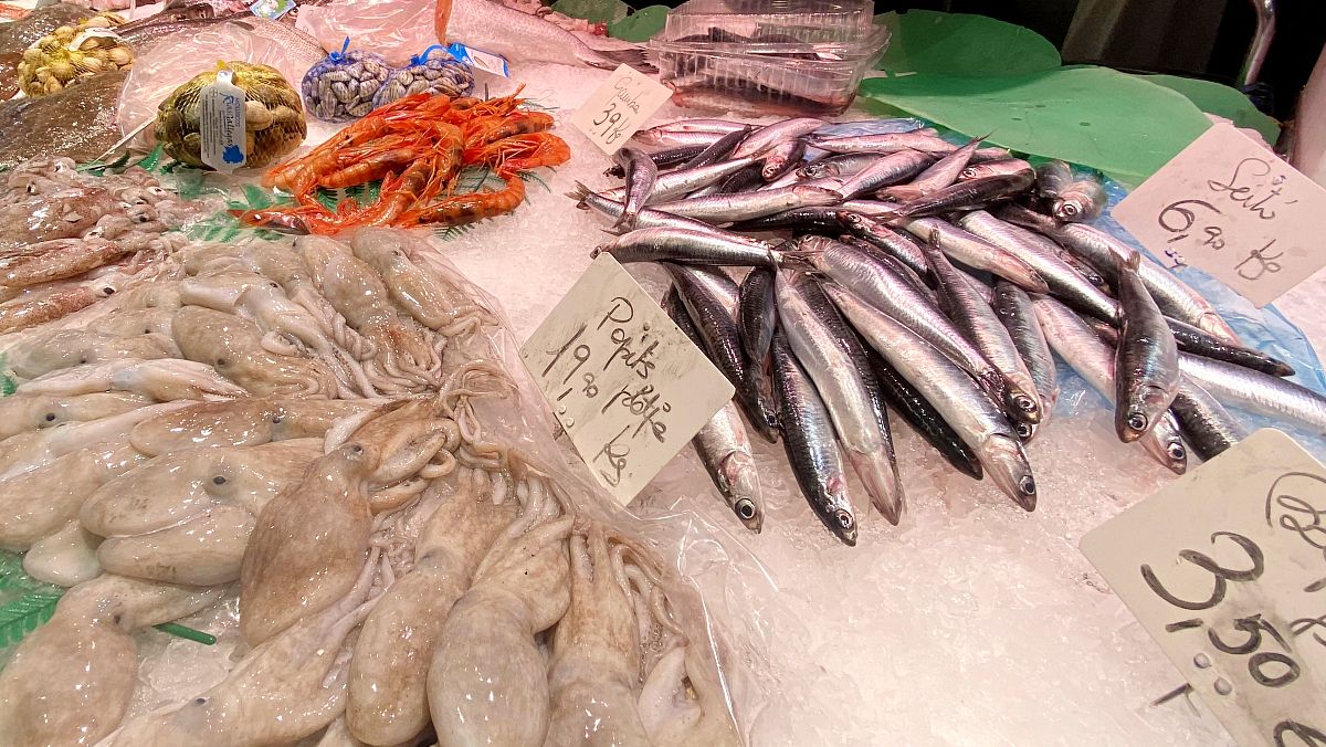 Pescado en una pescadería.