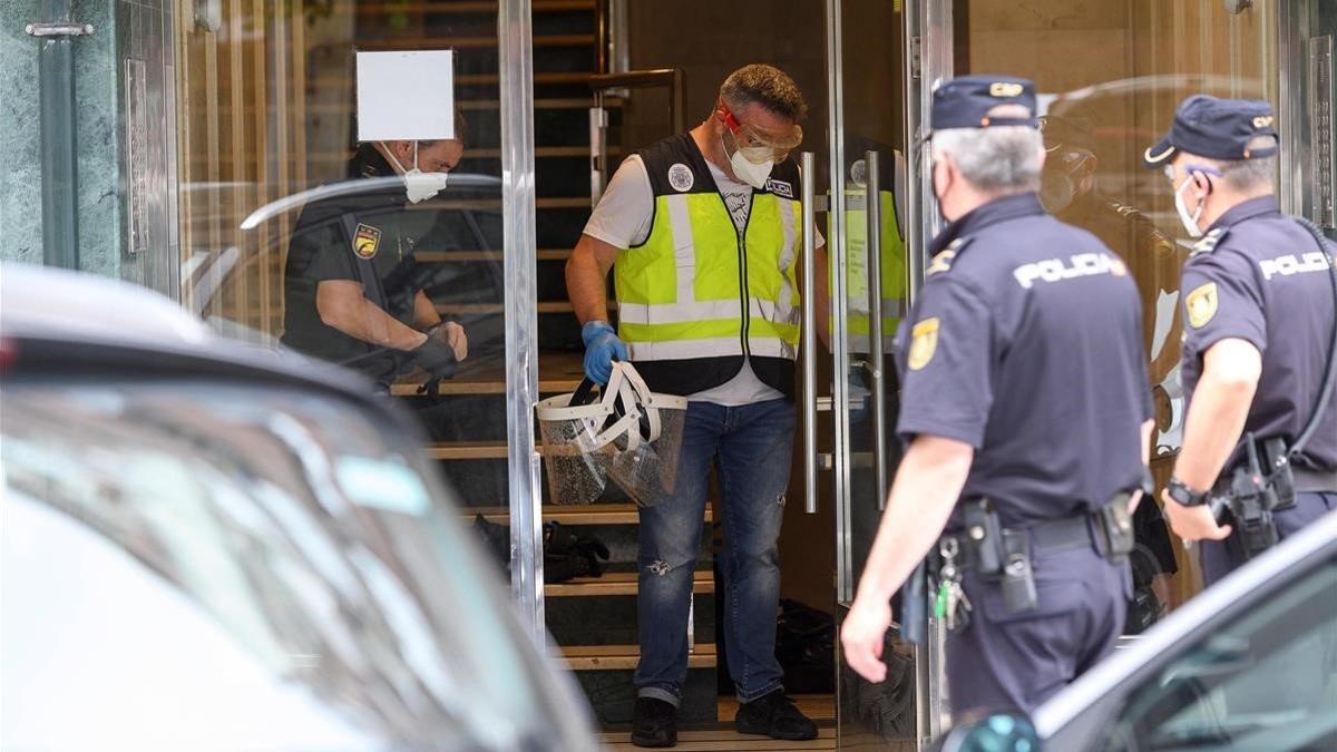 Agentes de la Policia Nacional este domingo en un edificio de Santander puesto en cuarentena despues de que la Consejeria de Sanidad del Gobierno de Cantabria haya confirmado un brote de covid-19