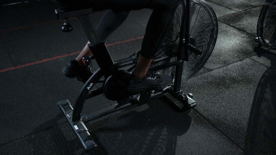 TRUCOS PERDER PESO | Cómo hacer bicicleta estática para adelgazar barriga y  quitarte esos kilos de más