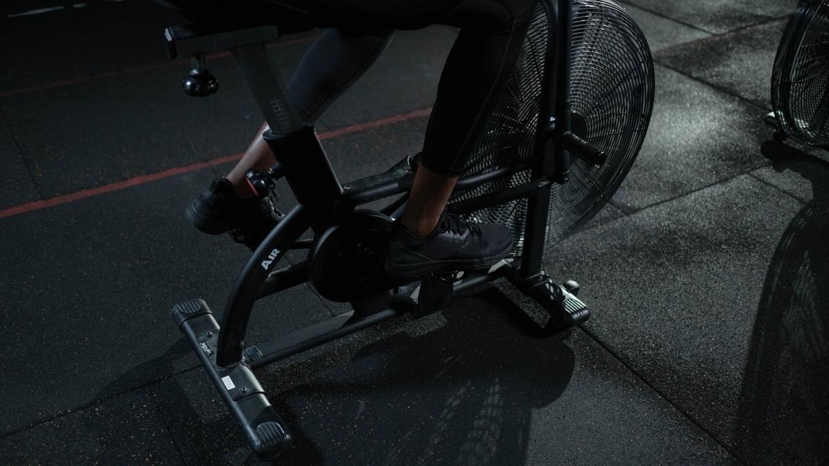 Conoce estos trucos para adelgazar y perder peso usando tu bicicleta estática.