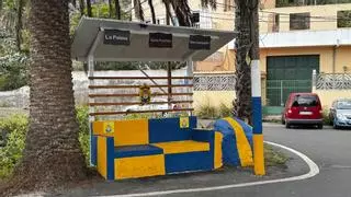 La marquesina fantasma que han construido unos vecinos de Las Palmas de Gran Canaria para que la guagua pase por su barrio