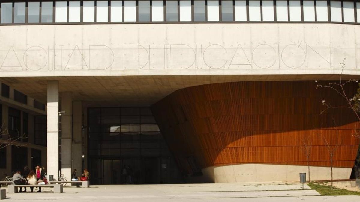 Entrada a la Facultad de Educación de la Universidad de Zaragoza.
