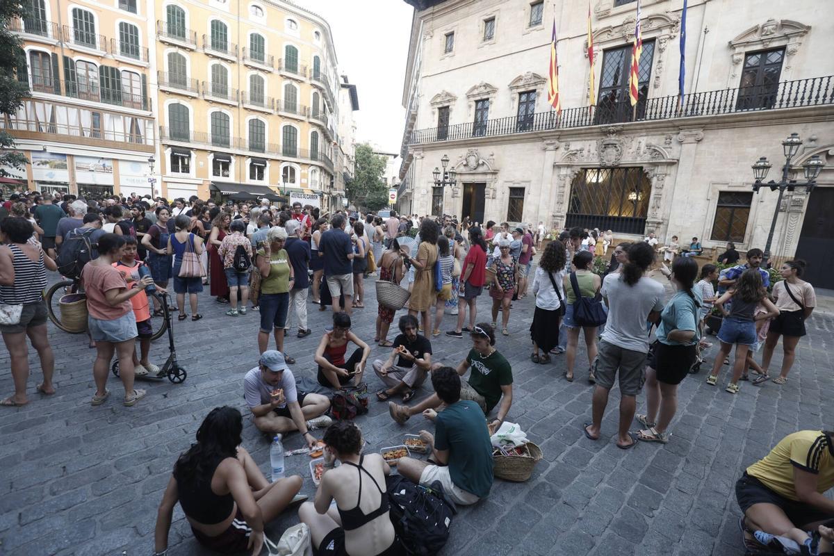 El Col·lectiu Brunzit llama a cenar de pie en la plaza de Cort para protestar por el veto de Cort a su Sopar a la Llesca
