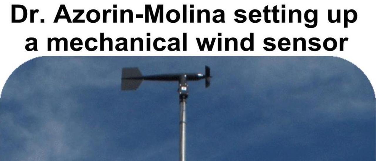 César Azorín, en lo alto de un sensor de la velocidad del viento.