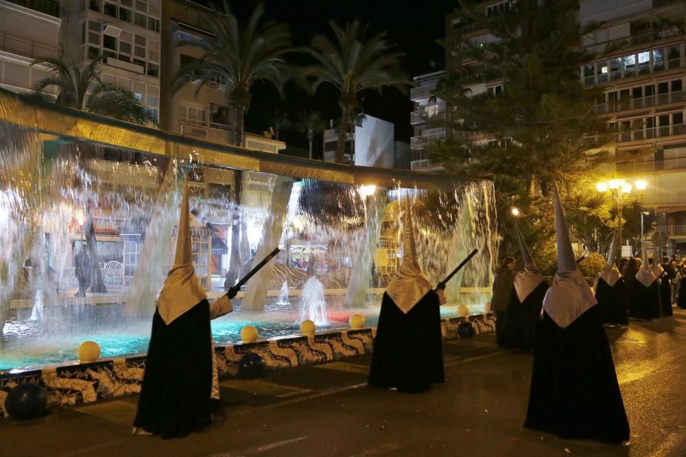 Algunas de las imágenes decanas de la Semana Santa se acercaron al mar y los paseos en Martes Santo