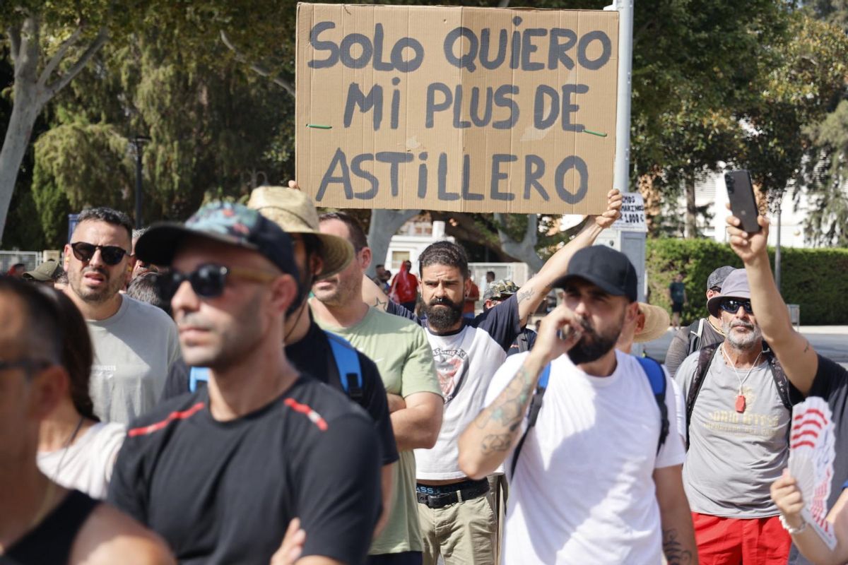 Trabajadores de Navantia protestan frente a la Asamblea Regional este miércoels
