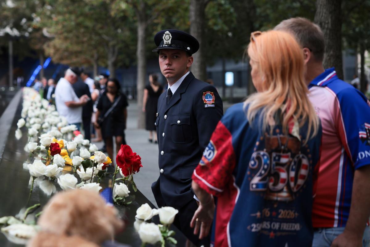 Un bombero hace una pausa ante el Memorial del 11-S antes de la ceremonia conmemorativa del 25.º aniversario