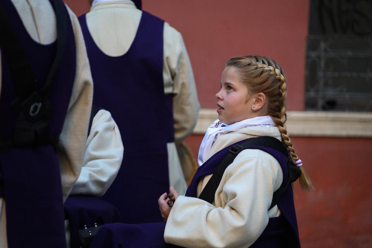 La procesión de Jesús del Via Crucis brilla modificando su recorrido habitual