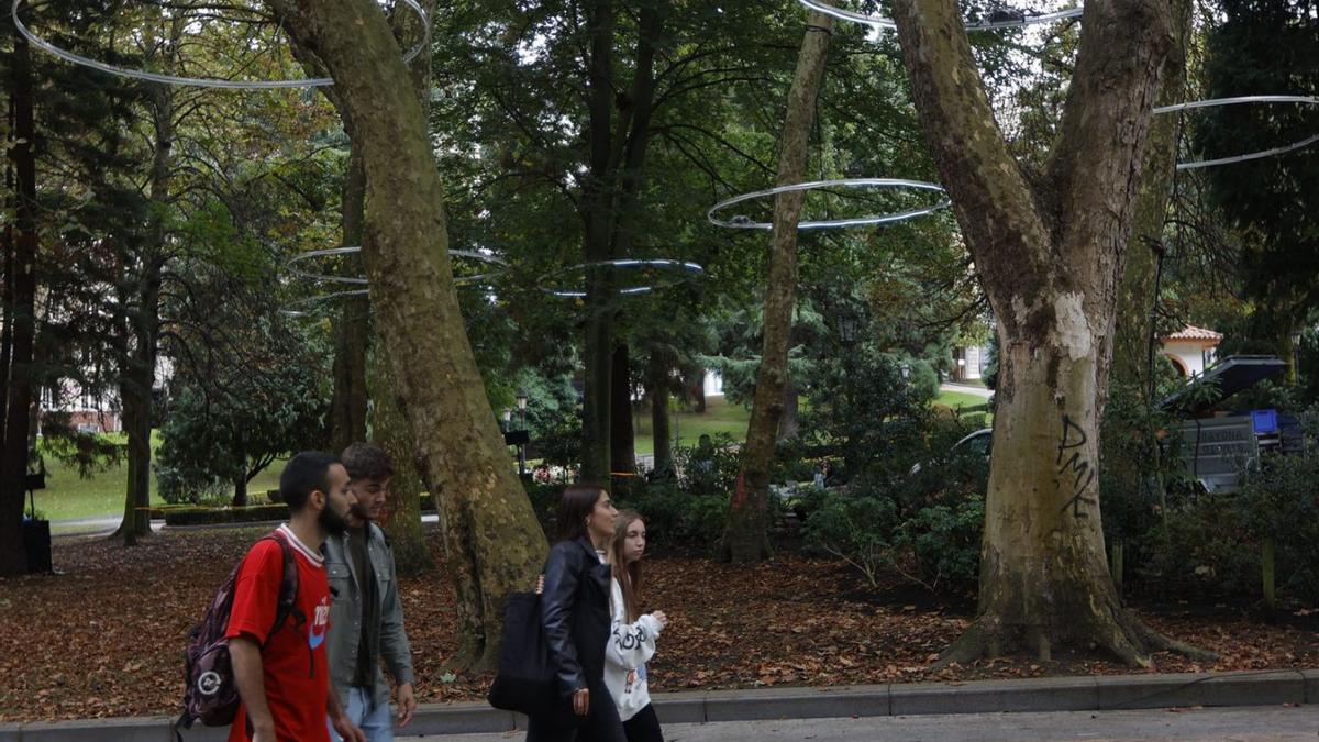 Los preparativos para la instalación audiovisual «Aura», en el Campo San Francisco, ayer. | Miki López